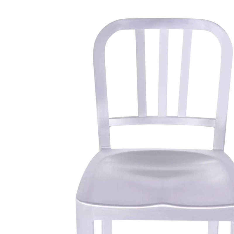 Replika av pall i aluminium - ikonisk industridesign