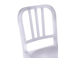 Replika av pall i aluminium - ikonisk industridesign
