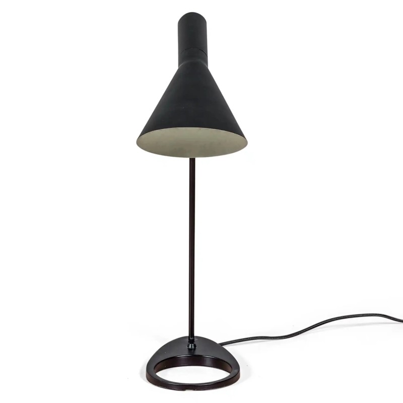 Lampa stołowa Jhon | Stalowy design inspirowany Arne Jacobsenem