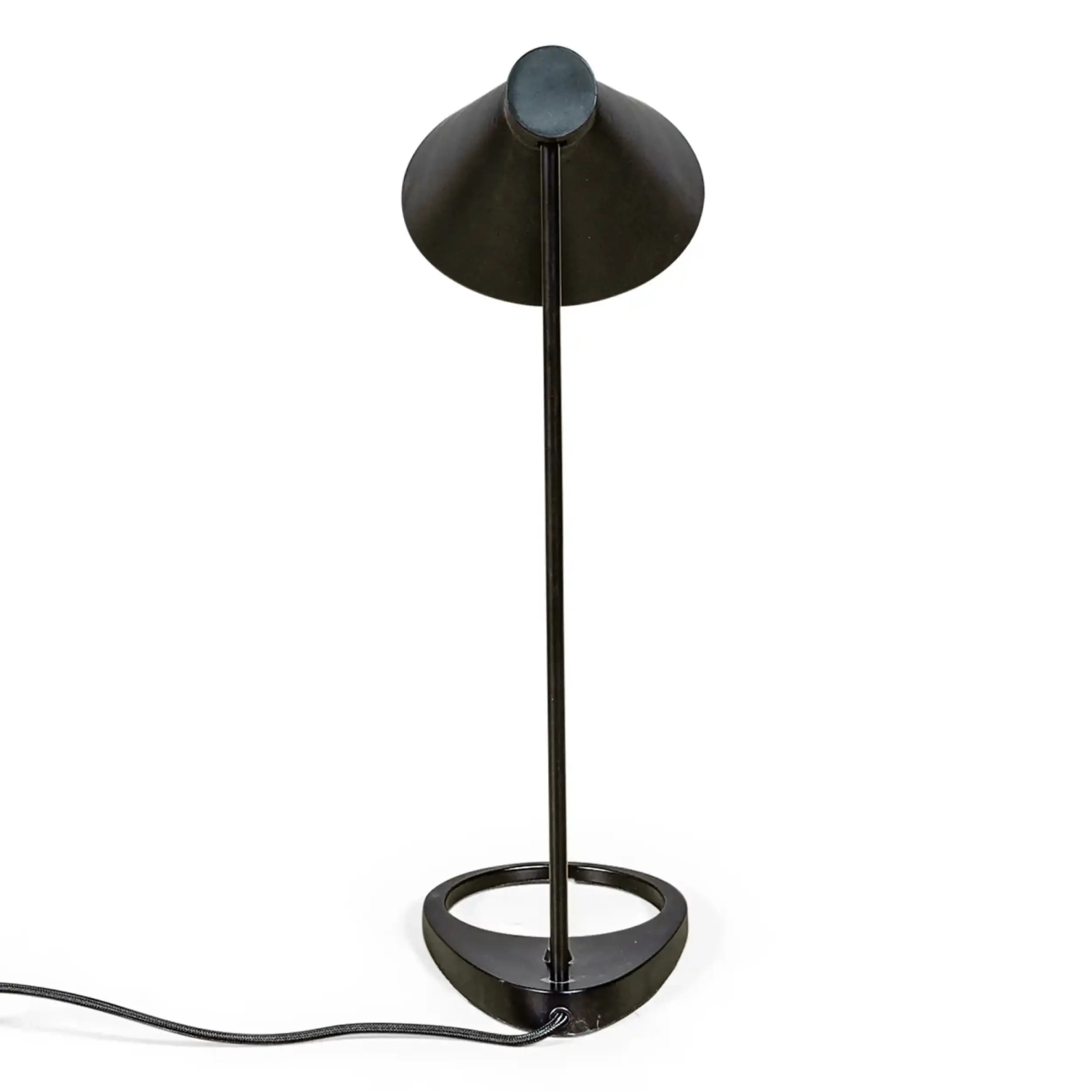 Candeeiro de mesa Jhon: design inspirado em Arne Jacobsen em aço
