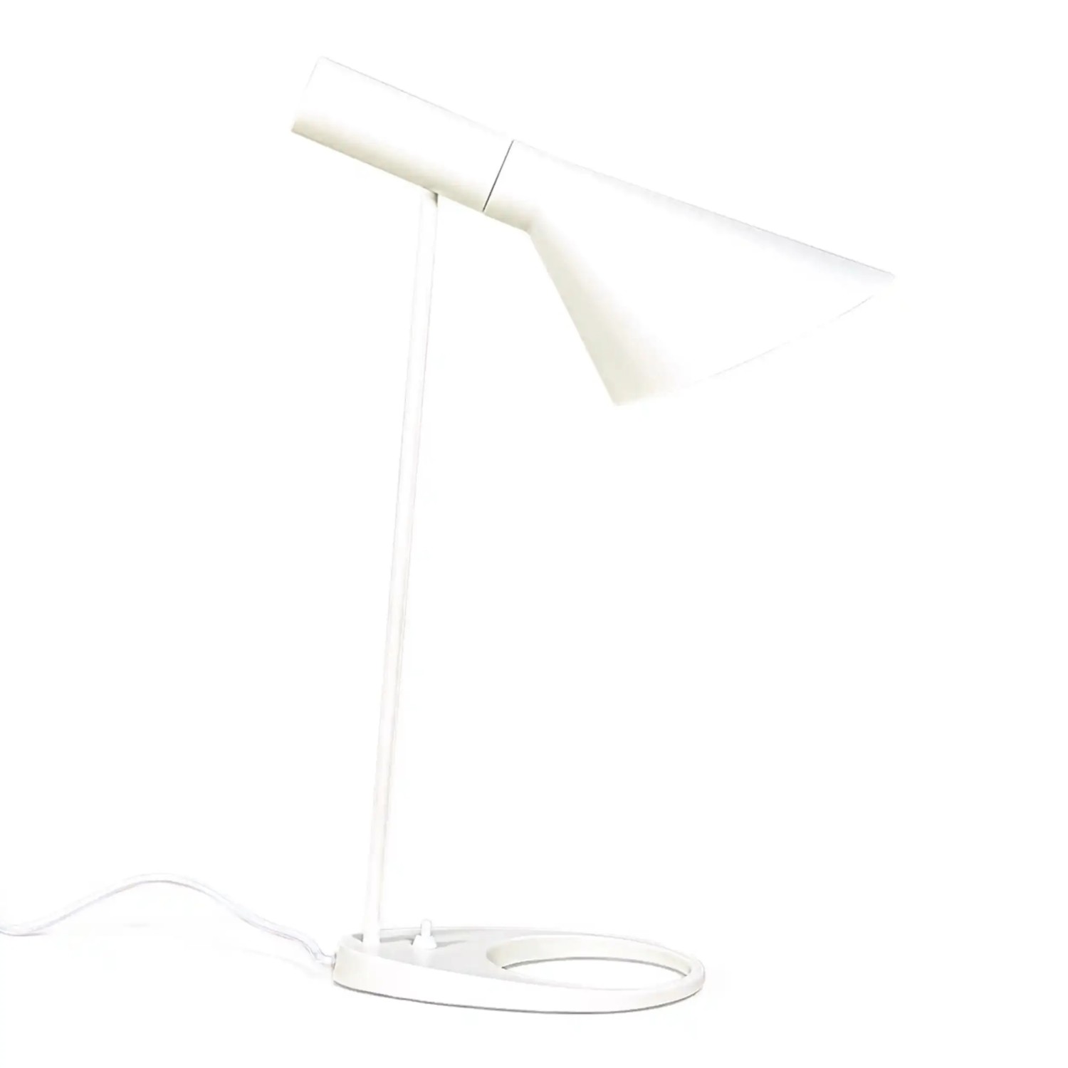 Candeeiro de mesa Jhon: design inspirado em Arne Jacobsen em aço