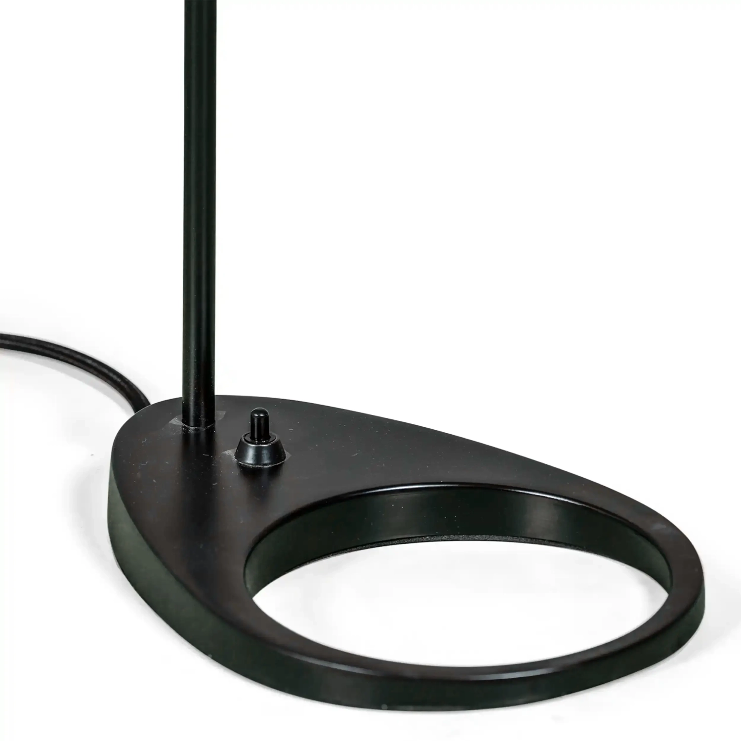 Candeeiro de mesa Jhon: design inspirado em Arne Jacobsen em aço