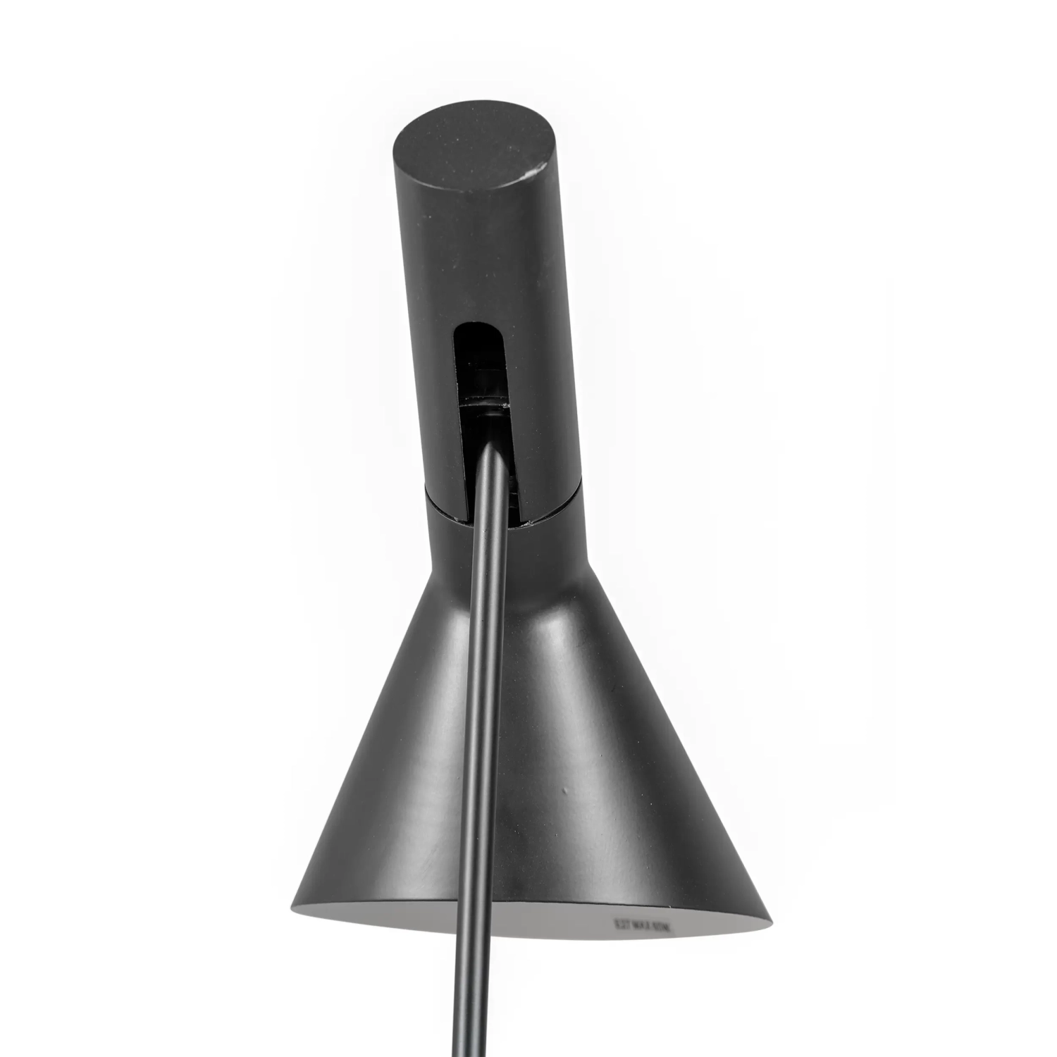Candeeiro de pé Jhon | Design inspirado em Arne Jacobsen em aço