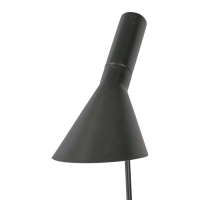 Jhon golvlampa i stål med Arne Jacobsen-inspirerad design