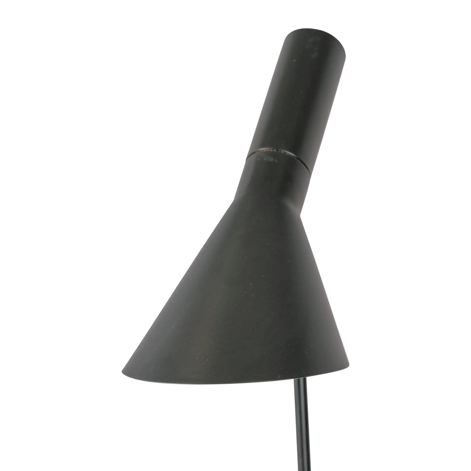 Lampa podłogowa Jhon | Stalowy design inspirowany Arne Jacobsenem