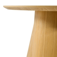 Skandinaviskt runt matbord i ask