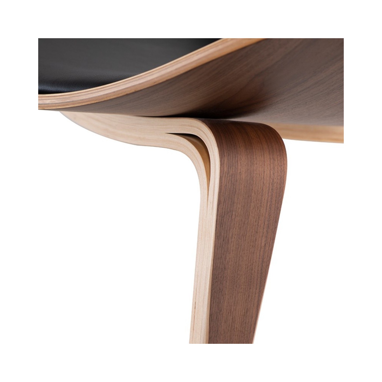 Réplica de la silla Shell Ch07 en madera de nogal