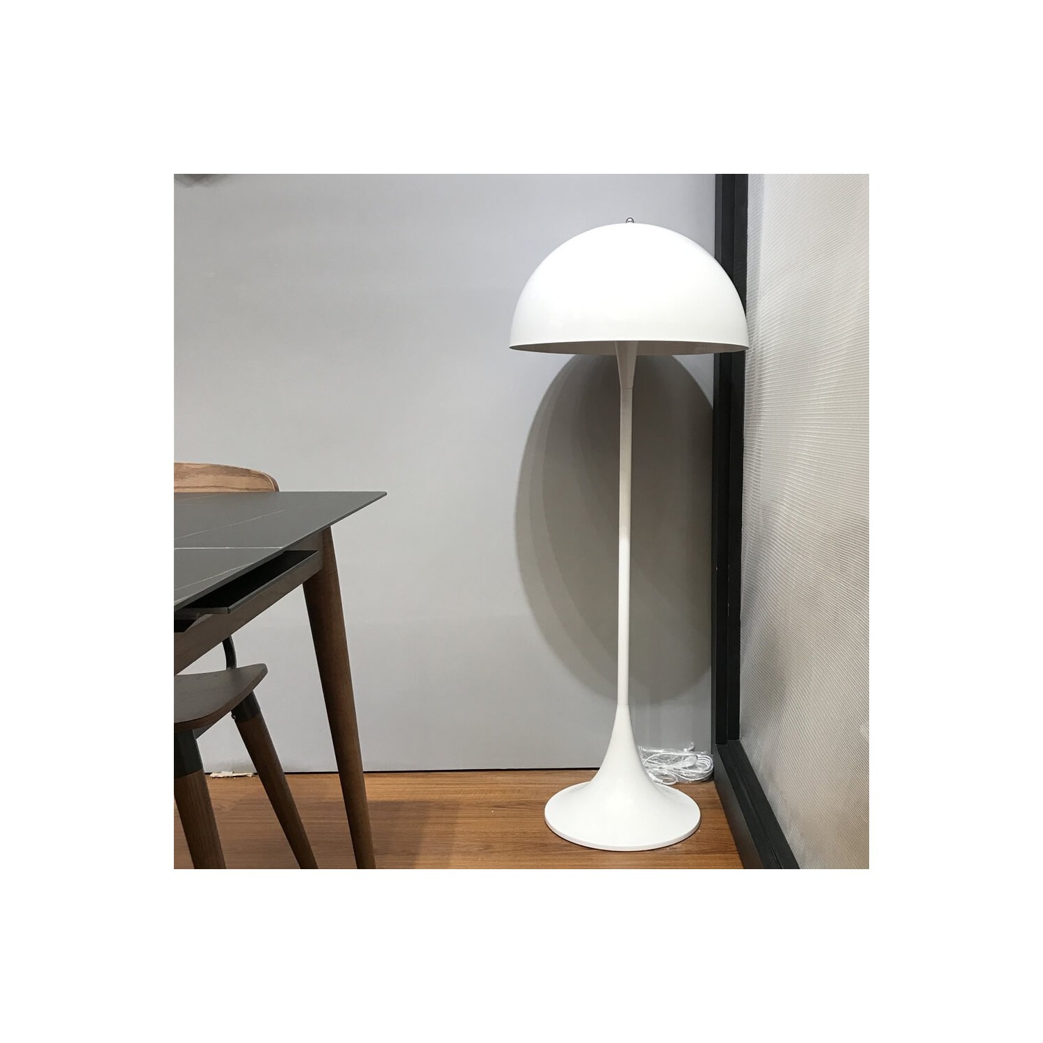 Replika lampy podłogowej Phantella autorstwa Verner Panton