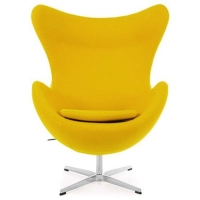 Replika židle na vejce s podnožkou od designéra Arne Jacobsen