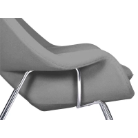 Replica van de Womb Chair door ontwerper Eero Saarinen