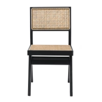 Nachbildung des Chandigarh-Stuhls des Designers Pierre Jeanneret 